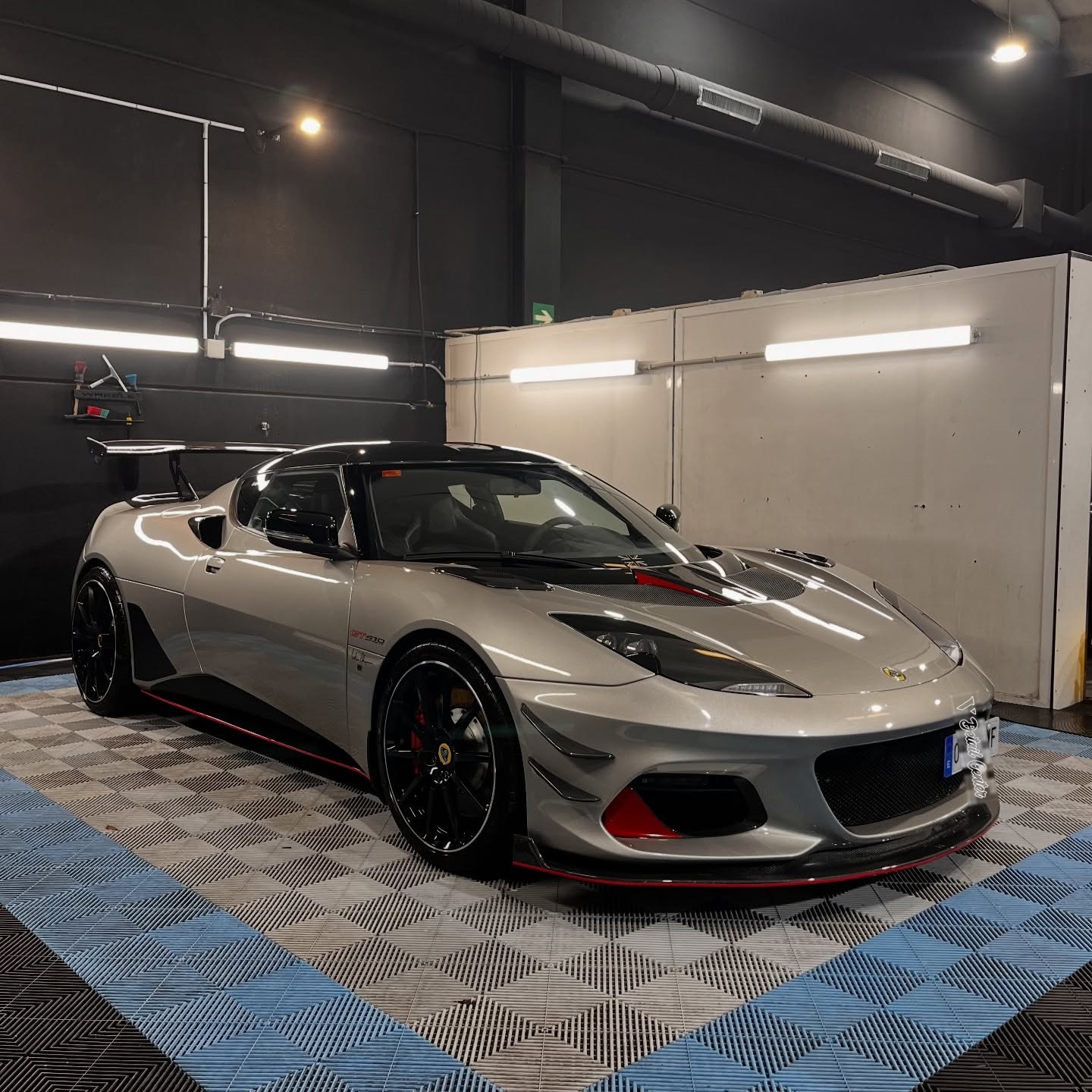 Lotus terminado en V Detail Center