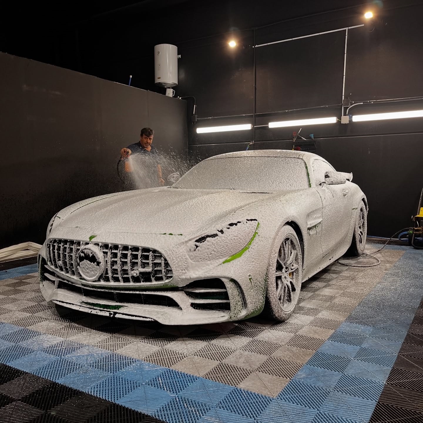 Mercedes-AMG GT R cubierto de espuma durante el lavado