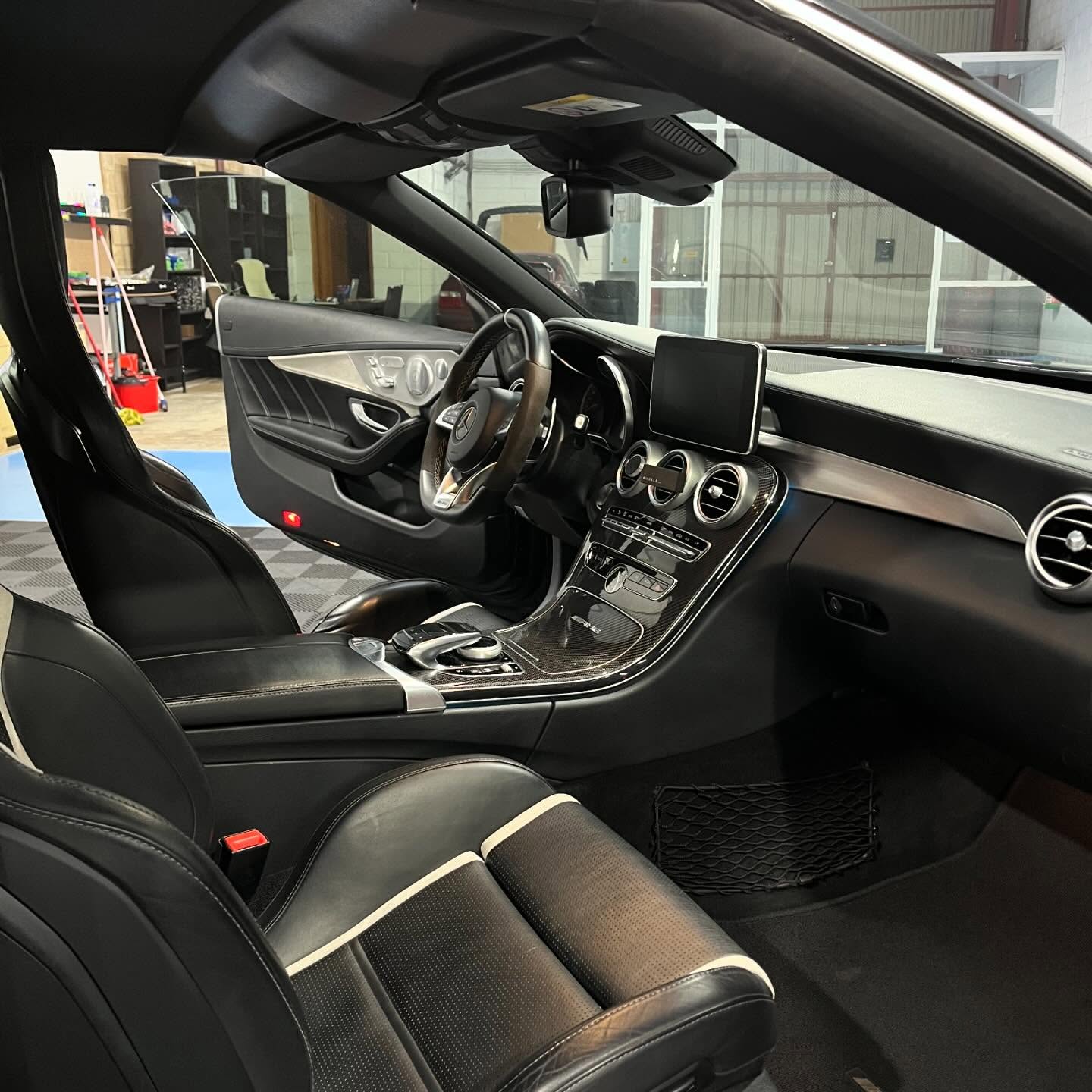 Interior Mercedes después de la limpieza